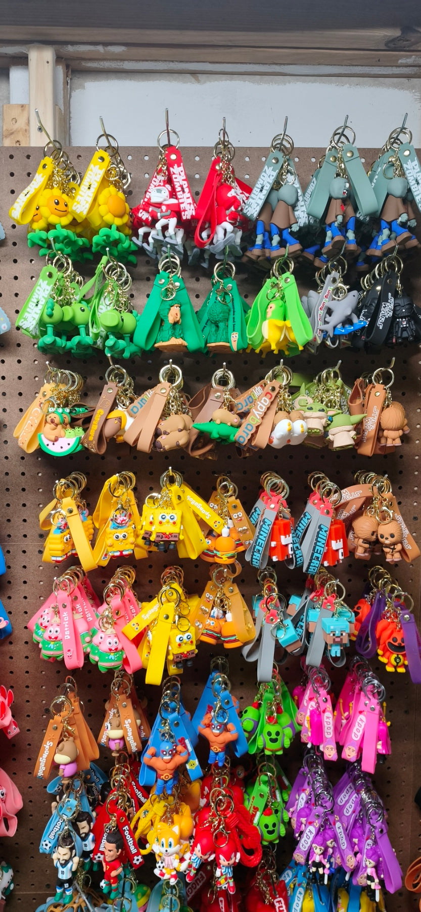10 PACK RANDOM CHARACTER PREMIUM KEYCHAIN