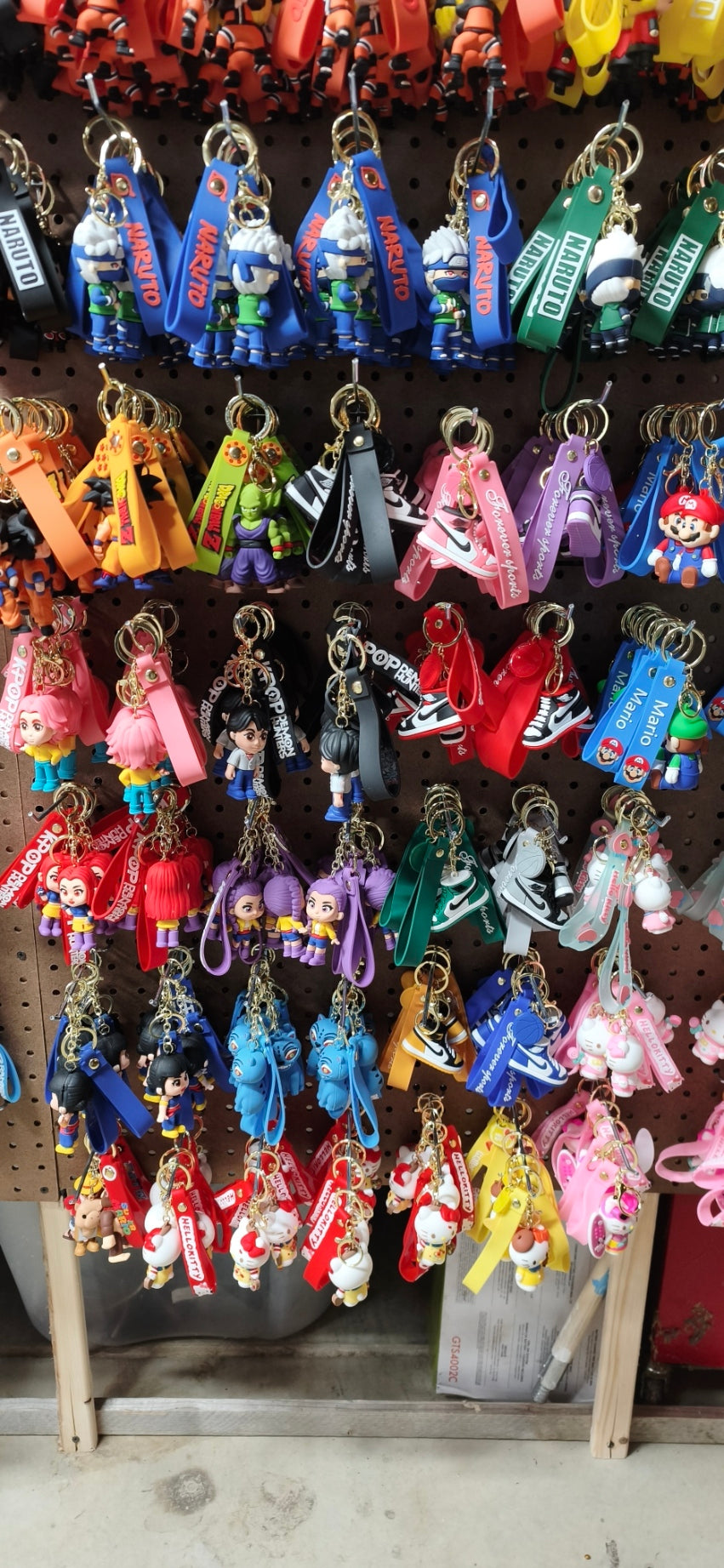 10 PACK RANDOM CHARACTER PREMIUM KEYCHAIN