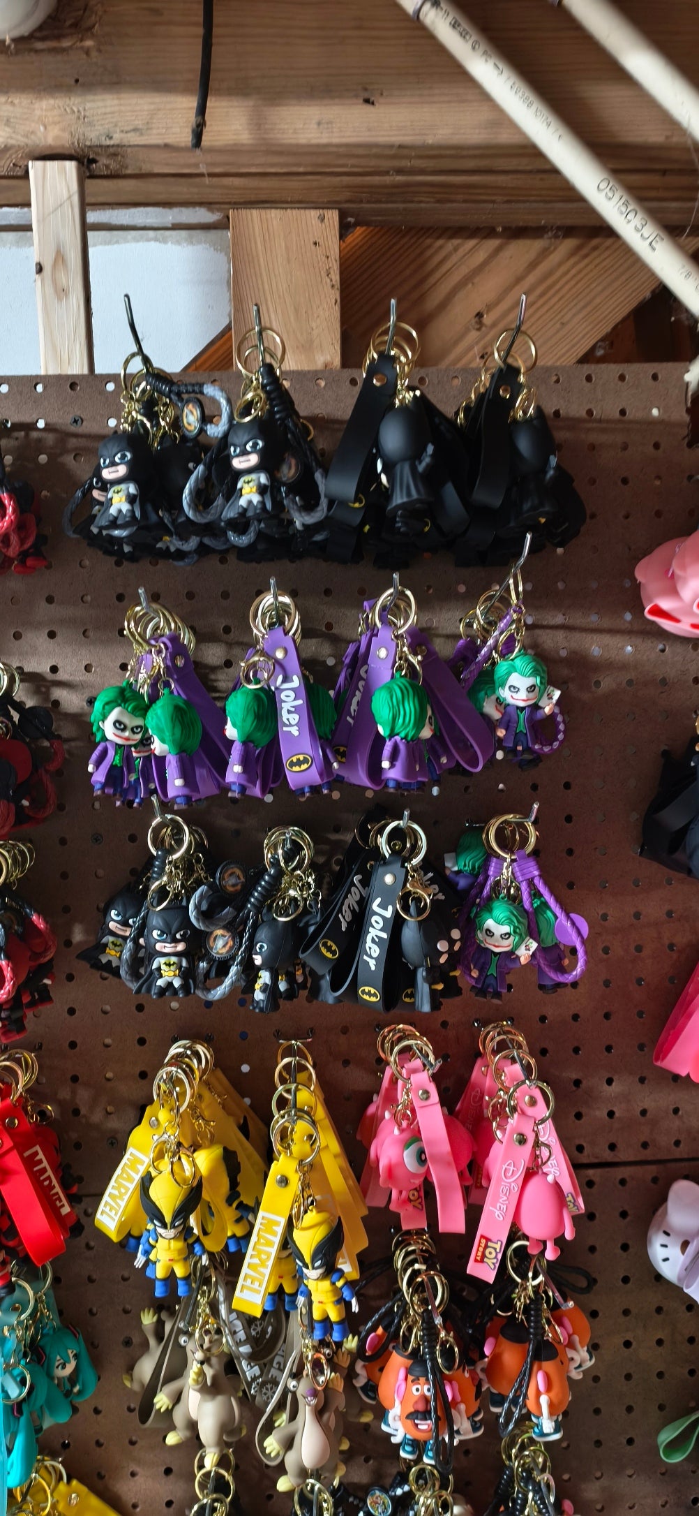 10 PACK RANDOM CHARACTER PREMIUM KEYCHAIN
