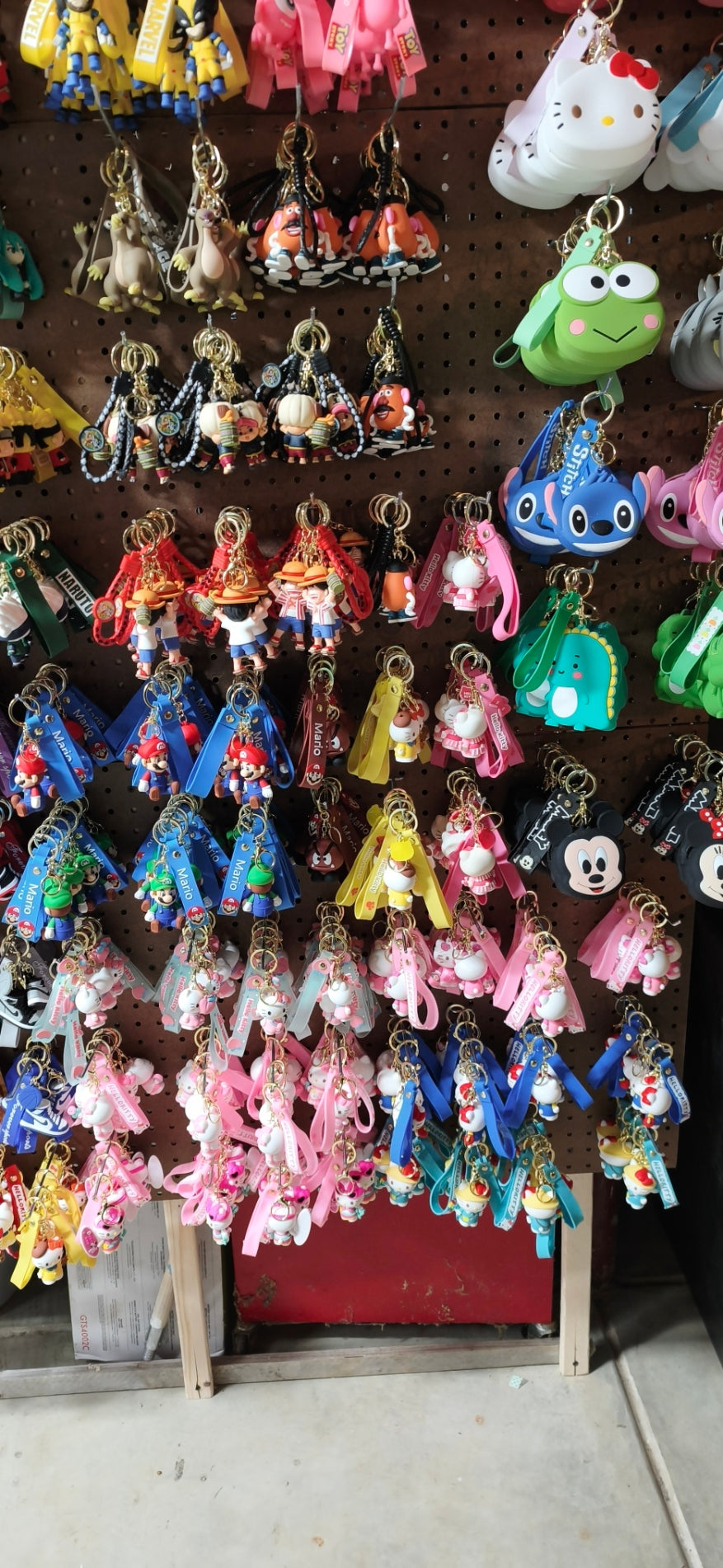 10 PACK RANDOM CHARACTER PREMIUM KEYCHAIN